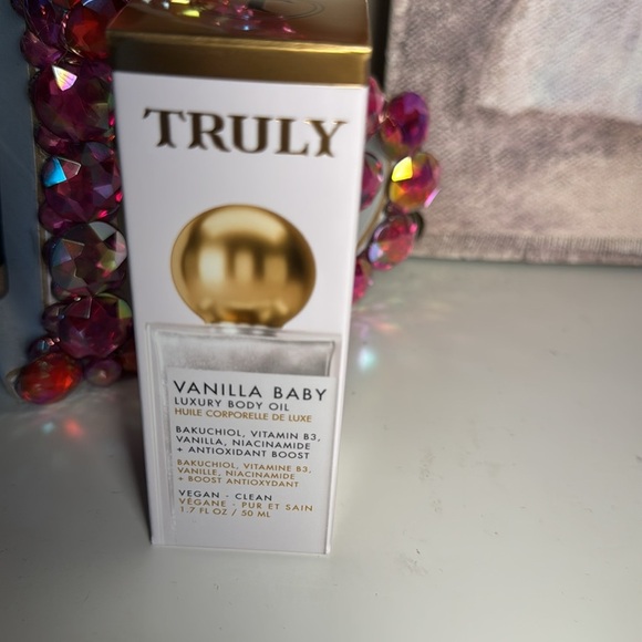 Vanilla Bay Gold and White Moisturizer & Body Oil - Picture 9 of 9